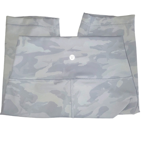 🔥LULULEMON Wunder Under Lavender/ White Camo High Rise 10"  Shorts Women's SZ 4 - Picture 8 of 13
